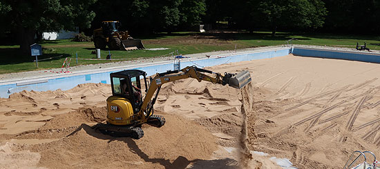 Zwei Schwimmbecken sind statt mit Wasser mit Sand gefüllt für Neachvolleyball und Beachsoccer (©Foto: Martin Schmitz)